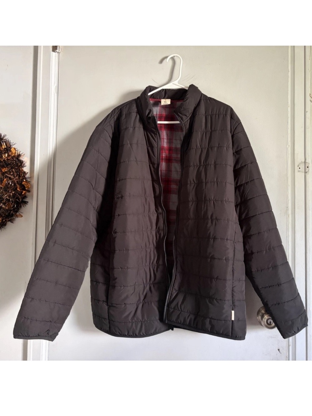 Men's voyager Quilted Puffer Jacket in Black with Plaid Lining size xl